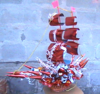 корабль из конфет